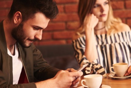 Как понять, что мужчина не заинтересован в вас: ключевые признаки