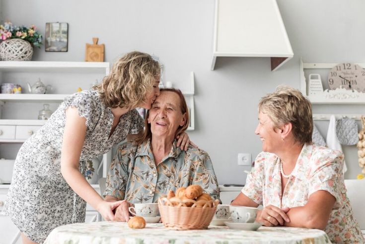 Как наладить контакт с родителями после 70: 5 фраз, которых стоит избегать