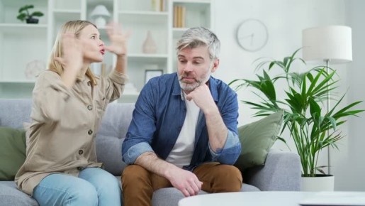 Из командировки муж вернулся задумчивым и отстраненным