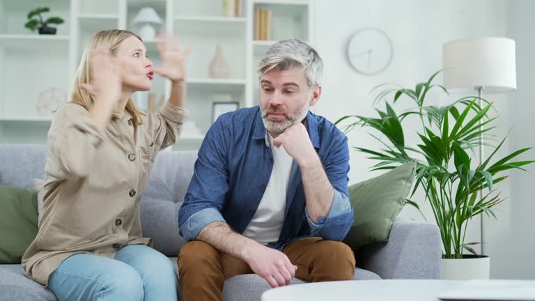 Из командировки муж вернулся задумчивым и отстраненным